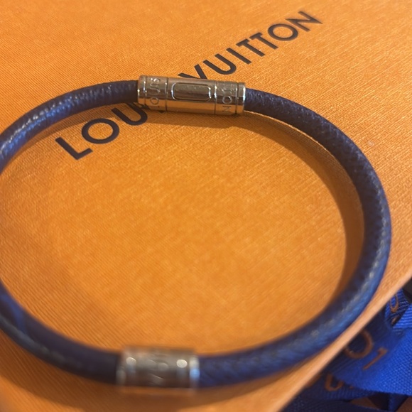 Louise Vuitton leather bracelet from Dallas Galleria store. Approx 2 yrs old - Picture 2 of 9